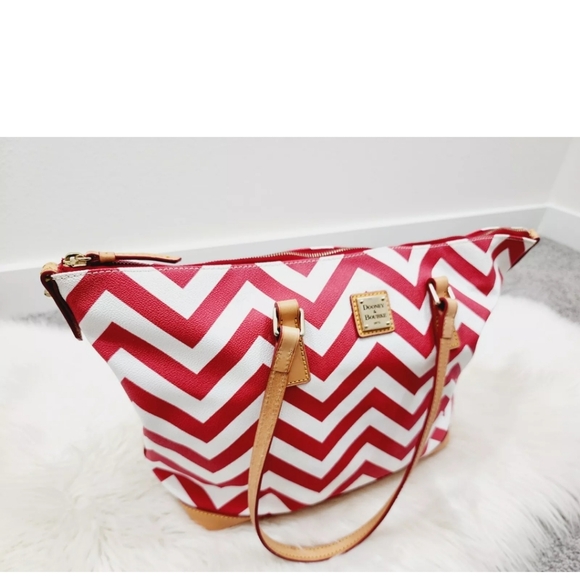Dooney & Bourke Red and White Chevron Tote Bag W/Matching Wristlet Pouch EUC - Picture 3 of 8